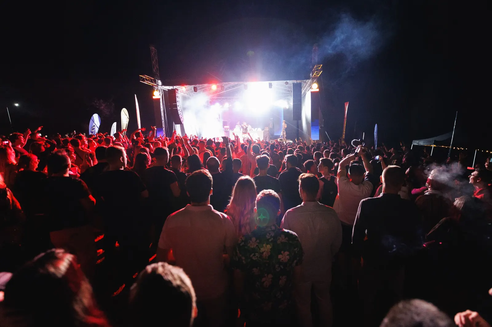 Public numeros în fața scenei luminate, noaptea, la Deep in The Forest 2023, la Comoara Bucovinei din Corlata