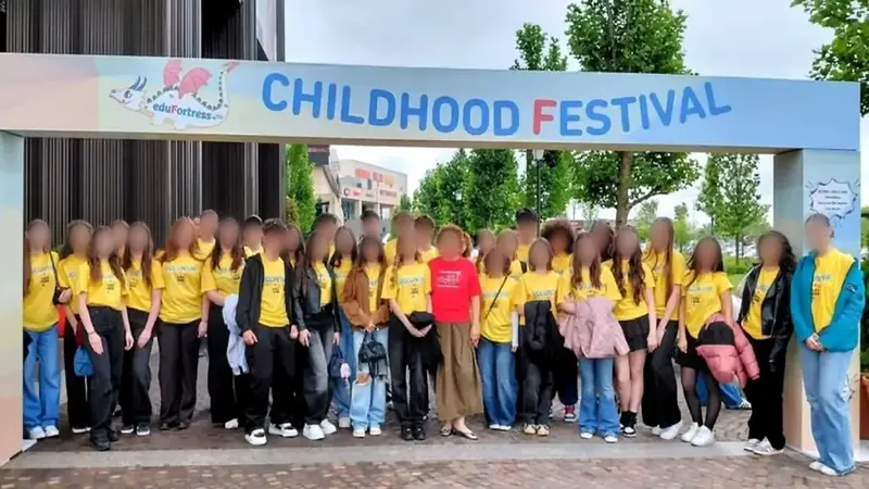 Grup de voluntari EduMax în tricouri galbene sub arcada de intrare Childhood Festival, la Iulius Mall Suceava