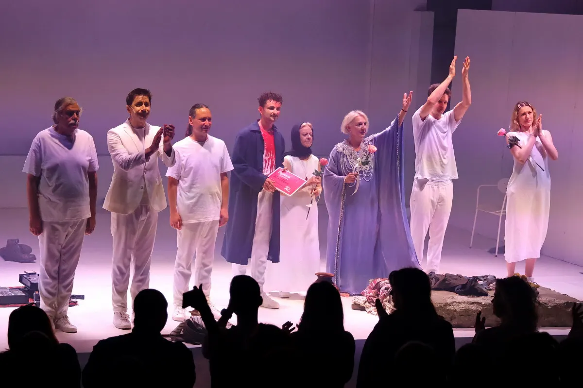 Actorii Teatrului de Stat Constanța, îmbrăcați în alb, salută publicul după „Incendii” de Wajdi Mouawad, pe scena Teatrului Municipal „Matei Vișniec”, pe 5 iunie 2025