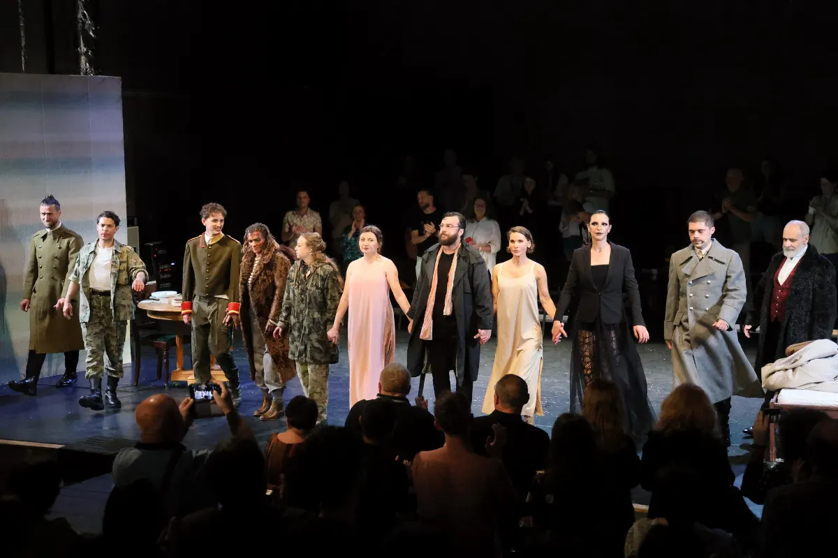 Actorii Teatrului Tineretului din Piatra Neamț la aplauze după „Război și pace și...”, pe scena Teatrului Municipal „Matei Vișniec”, cu publicul în prim-plan, pe 11 iunie 2026